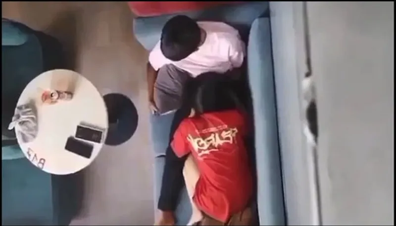 Quay lén em người yêu mút mút cho bạn gái nơi công cộng