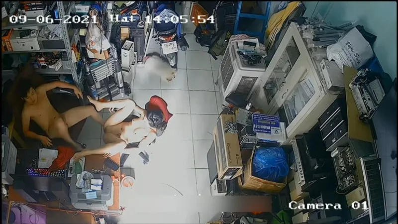 Bà xã chồng yêu xoạc nhau trong của cò máy tính