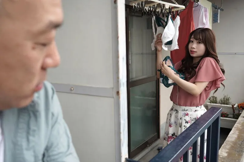 Gã cạnh nhà chuyên soi mói và cặp bà xã gã chồng thường xuyên rên la quá to