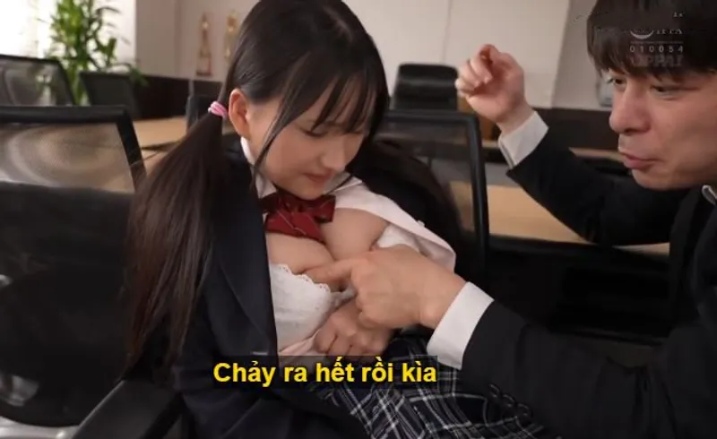 Suốt 3 năm trời, thầy giáo rèn luyện cô học trò ngực đẹp thành "cái bình đựng tinh".