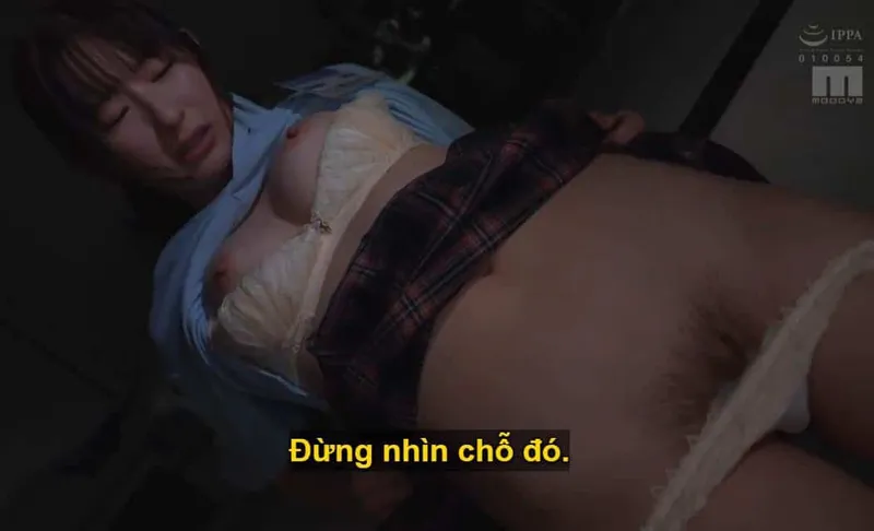 Ông chủ lập mưu "xxx" cô nhân viên dưới quyền kiêu kỳ lười nhác, suốt ngày bận rộn tán gẫu với người yêu.